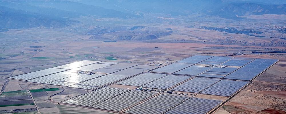 Drygt 150 megawatt stora Andasol solkraftverket är ett kommersiellt soltermiskt kraftverk med paraboltråg, beläget i Spanien. Anläggningen använder tankar med smält salt för att lagra solenergi. Foto: Wikipedia Commons, Kredit: Kallerna 

Andasol solkraftverk