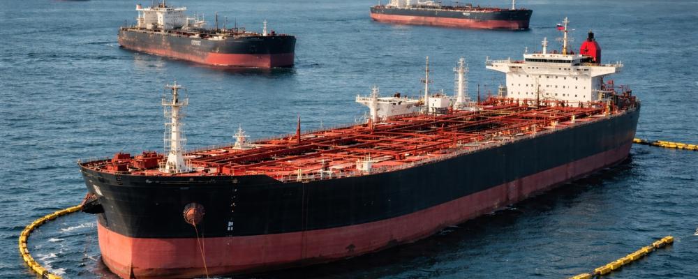 Tankfartyg med rysk olja väntar utanför asiatiska hamnar i brist på köpare. Symbolbild: AI-genererad bild. Ej ett fotografi. Upphovsrätt © Conventus