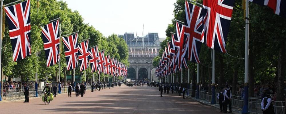 Flaggor i London. I sitt förslag vill Labour vända utvecklingen genom att på tio år bygga 100 gigawatt ny elkapacitet. Foto: Creative Commons Lic. (pixabay)