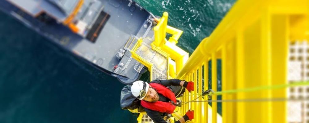 På väg upp till oljeborrtorn. Foto: The North Sea Transition Authority, a UK government regulator.