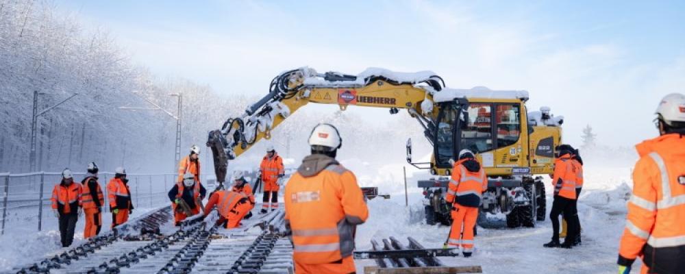 Ämnen i utskottet kommer enligt VDV även att omfatta korridorsaneringar – på bilden syns byggförberedelser inför den omfattande upprustningen av sträckan Nürnberg–Regensburg under den gångna för tyska förhållanden ovanligt hårda vintern. Foto: Deutsche Bahn AG / Thomas Kiewning