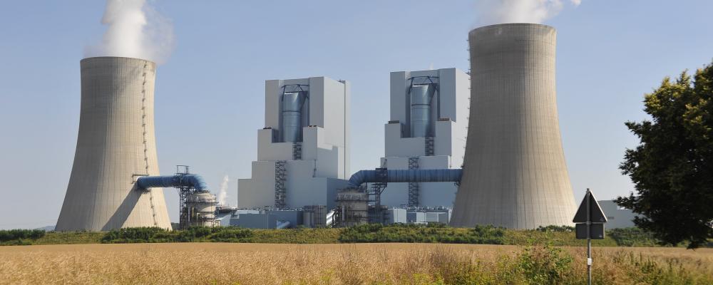 Kolkraftverket Neurath ligger söder om tyska Grevenbroich och gränsar till områden som tillhör kommunen Rommerskirchen och staden Bedburg. Anläggningen drivs av energibolaget RWE och är belägen i Grevenbroich-Neurath i Rhen-Kreis Neuss. Kraftverket används för att producera baskraft och har en nettoeleffekt på 2 120 megawatt. Kolet transporteras via järnvägsanslutning till Nord–Syd-banan och kommer från dagbrotten i det rhenländska brunkolsområdet, framför allt från dagbrottet Garzweiler. Foto: Wikipedia Commons Lic. Kredit: TelepermM