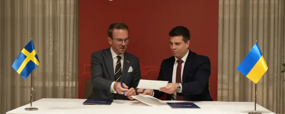 Infrastrukturminister Andreas Carlson och Ukrainas biträdande infrastrukturminister Serhiy Derkach, skrev under avsiktsförklaringen om samarbete på järnvägsområdet
Foto: Trafikverket