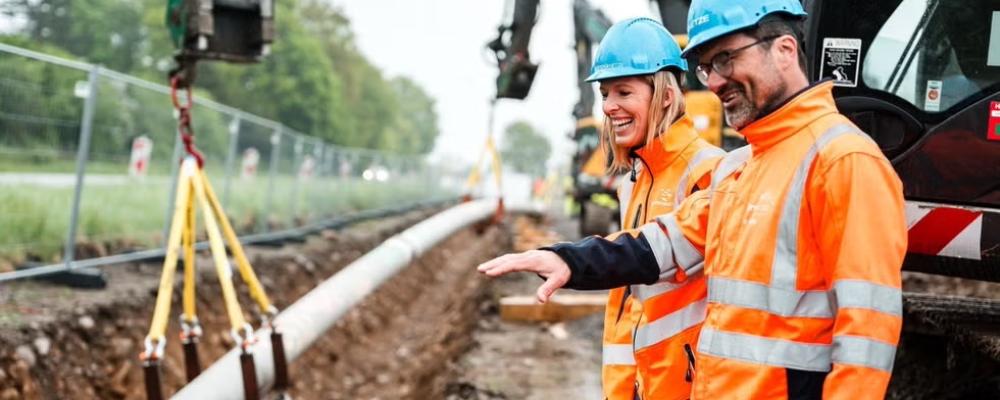 Julie Bürkle-Weiss och projektledaren H. Wölfle övervakar den första vätgasledningen som anläggs i södra Tyskland.
Foto: Badenova Netze