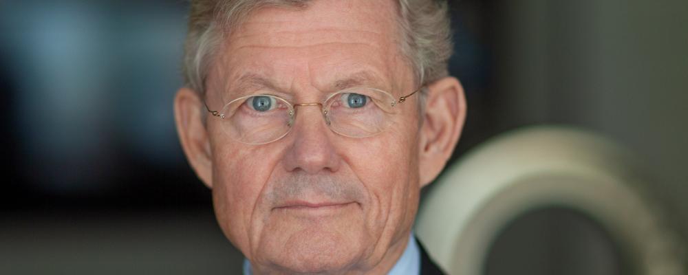 Jacob Wallenberg säger i en intervju med Ekonomikanalen att näringslivet ser framför sig att en större del av godstransporterna kommer att flyttas över till järnvägen, och att det därför är allvarligt att investeringarna i spår och kontaktledningar inte håller jämna steg. Pressbild: Svenskt Näringsliv