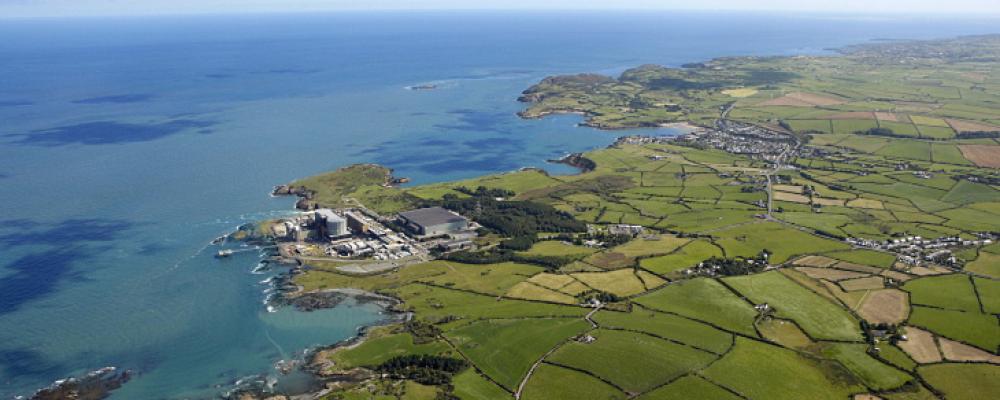 Wylfa-området på ön Anglesey i norra Wales, där nya SMR-reaktorer planeras.
Foto: Arup / pressbild.