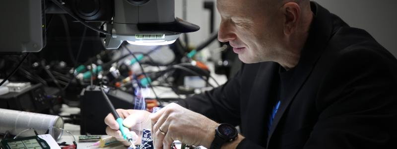 Stefan Ericson i det nya labbet på ASSAR Industrial Innovation Arena i Skövde. Pressbild.