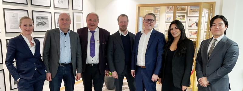 Från vänster: Frida Gullstrand, Advokatfirman Glimstedt, Ove Nilsson, Kilenkrysset, Jan Persson, Kilenkrysset, Claes Virgin, Angermann,
Christoffer Walljaeger, Logicor, Teresa Villegas, Logicor och Andy Li, Roschier Advokatbyrå, i samband med signeringen. Foto: Kilenkrysset