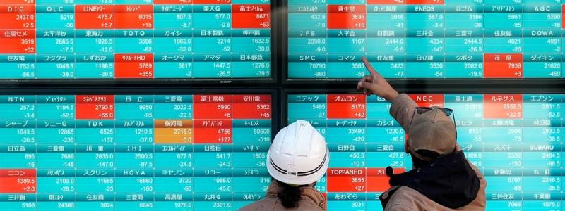 Eugene Hoshiko/AP/TT: Det var i huvudsak uppåt på börserna i Asien i tisdagens inledande handel, mest beroende på en stark dag på Wall Street och uppgifter om nya statliga injektioner på Kinas börser. Arkivbild.