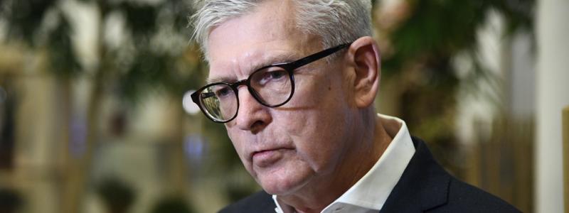 Lars Schröder/TT: Ericssons vd Börje Ekholm visar siffrorna. Arkivbild.