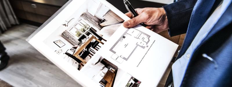 Tomas Oneborg/SvD/TT: En mäklare visar upp ett informationsblad om en bostadsrätt till salu. Arkivbild.