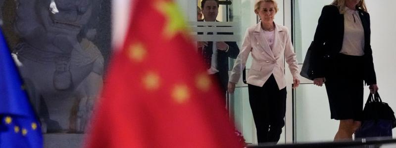 Andy Wong/AP/TT: EU-kommissionens ordförande Ursula von der Leyen under sitt besök i Peking i april i fjol. Arkivfoto.