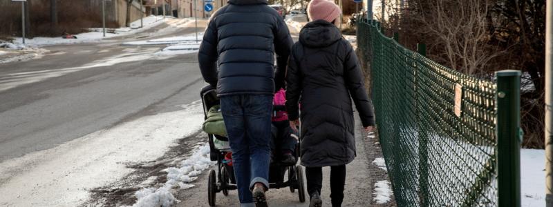 Martina Holmberg / TT: Barnfamiljer som har inkomster från två vuxna är en ny grupp som hör av sig till Kronofogden på grund av ökade utgifter. Arkivbild.