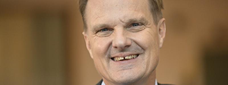 Henrik Montgomery/TT: Swedbank, med vd Jens Henriksson, höjer utdelningen efter ett rejält vinstlyft i räntechockens spår. Arkivbild