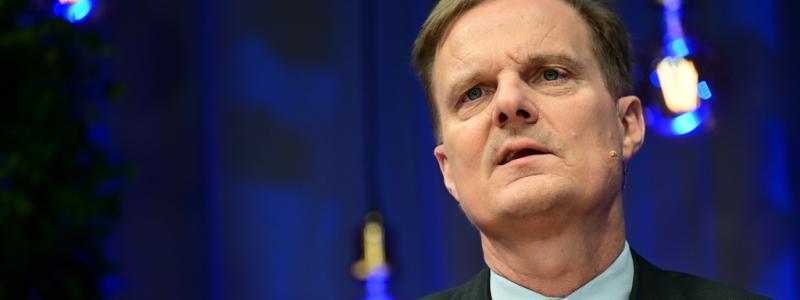 Pontus Lundahl/TT: Lönsamma banker är viktigt och de stora utdelningarna kommer via ägare som pensionsbolag och stiftelser tillbaka till samhället, enligt Swedbanks vd Jens Henriksson.