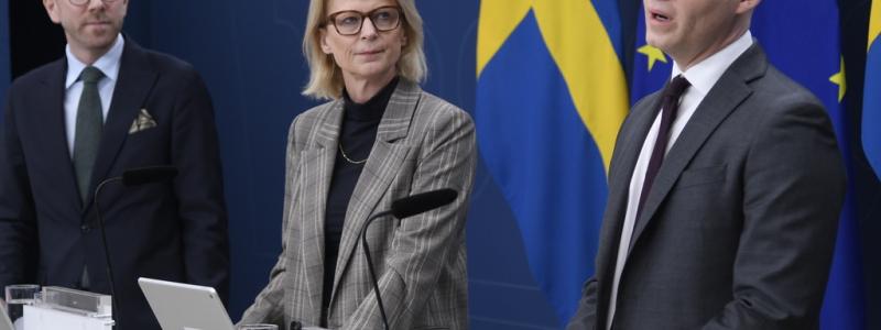 Fredrik Surell/TT: Finansminister Elisabeth Svantesson (M), finansmarknadsminister Niklas Wykman (M) och infrastruktur- och bostadsminister Andreas Carlson (KD) under pressträff om åtgärder för att minska överskuldsättning.