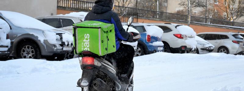 Janerik Henriksson/TT: Ett matbud på moped i Solna. Inom EU har en uppgörelse nu nåtts - för andra gången - om ramverk för vem som ska räknas som anställd inom den så kallade gigekonomin. Arkivfoto.