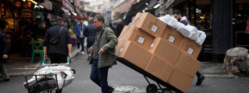Khalil Hamra AP/TT: Turkisk inflation ska nästan halveras till årsskiftet enligt en prognos från landets centralbank. Arkivbild