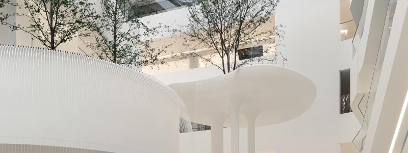 Till Hyundai Seoul vallfärdar shoppingsugna i Sydkoreas huvudstad Seoul. På bilden syns bottenvåningens atrium med vattenfallsträdgården. Foto: Yongjoon Choi Photography