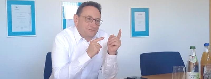 Lange menar att staten bör fokusera på att skapa rätt förutsättningar för företagen att agera självständigt, snarare än att förlita sig på subventioner eller kortsiktiga lösningar som miljöbonusar och skrotpremier. Han föreslår också att företagsbeskattningen i Tyskland sänks till en mer konkurrenskraftig nivå för att ge företagen utrymme att investera i nödvändig teknologi för omställningen. FoTo: Ulrich Lange Info, Tyska Parlamentet.