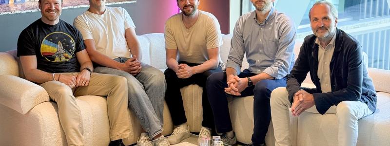 Tre grundare flankerade av AI Gothenburgs Viktor Gold och Michael Yngfors: Mikael Karlgren, Barrion, Niclas Lundgren, Konfliktkollen och Christian Fleischer, Cognivity AI. Foto: AI Gothenburg / Business Region Göteborg