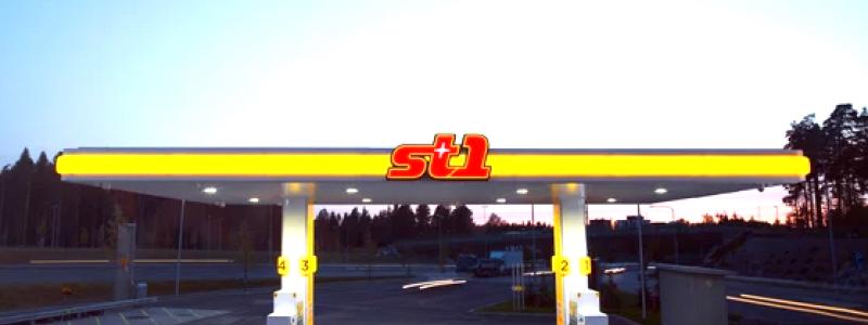 Den första Shell-skylten monterades nyligen ner på stationen i Grorud i Oslo. Istället sattes St1:s röda logotyp upp – ett tydligt tecken på det varumärkesskifte som nu rullar ut över hela landet. Foto: St1