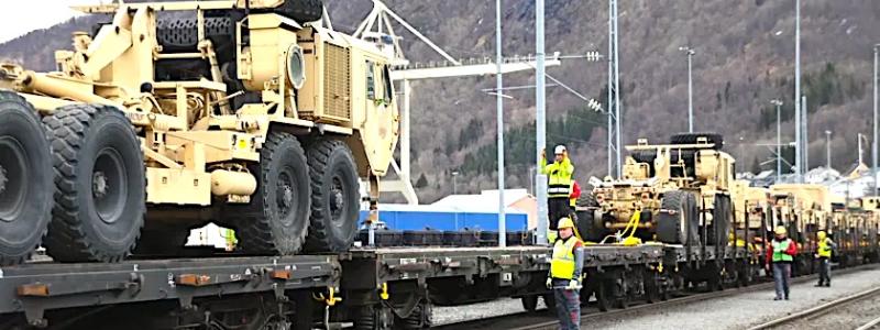 Amerikanskt militärmateriel har lastats på järnvägsvagnar vid Narviks station. Den transporterades med Ofotbanen till Sverige under Natoövningen Immediate Response i april i år. Foto: Marianne Henriksen, Bane NOR
