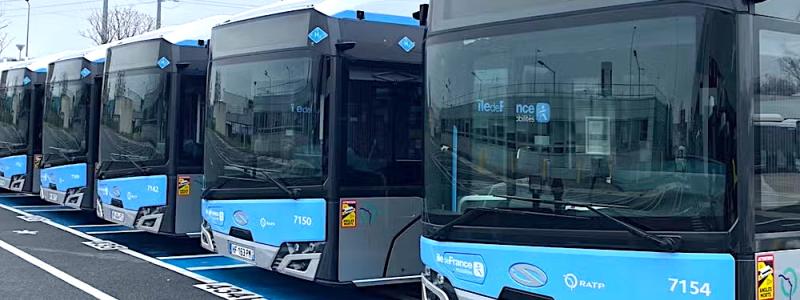 Solaris Urbino 12 vätgasdrivna bussar utrustade med bränsleceller från Ballard i Paris. Foto: Ballard Power