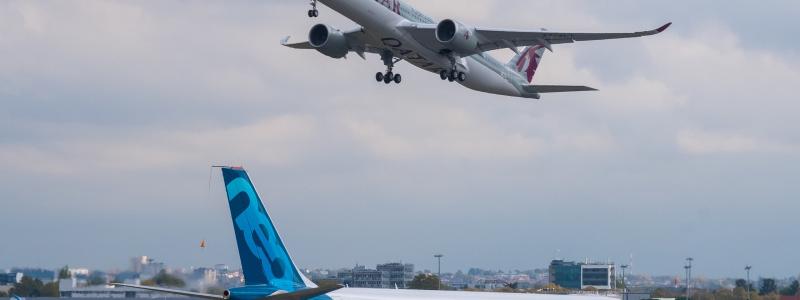 Inom flyget är det idag tillåtet att flyga med 50 % biobränsle i tankarna för kommersiellt flyg. Militärflyg som följer andra regler har redan använt 100% biobränsle vid flygningar. Bilden visar A330neo och ett plan från Qatar Airways Airbus A350-900 vid flygplatsen Toulouse-Blagnac. Foto: Wikipedia Common, kredit: Alex Cheban