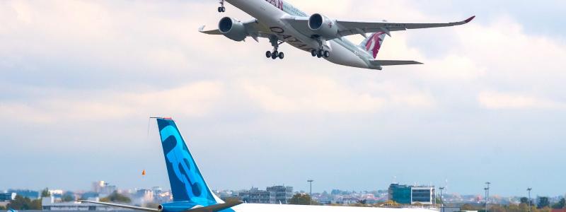 En Airbus A330neo och en Airbus A350-900 från Qatar Airways på flygplatsen Toulouse-Blagnac Airport. Foto: Wikipedia Common Lic. Kredit: Alex Cheban