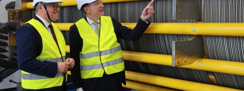 Andritz vd Joachim Schönbeck, till höger, visar en av de nya elektrolysörstackarna för Mario Voigt, regeringschef i delstaten Thüringen där fabriken i Erfurt är belägen. Foto: Andritz
