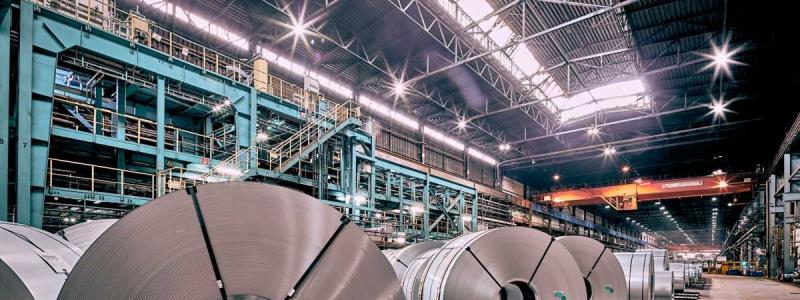 Bilden visar interiören i en av ArcelorMittals stålfabriker i Tyskland, som är den största stålproducenten inom Europeiska unionen och tillhör även de tio största globalt. Enligt uppgifter från Statistisches Bundesamt arbetar cirka 88 000 personer i landets stålsektor. Foto: ArcelorMittal