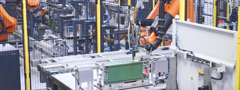 Produktionsprocessen för batteripaketen, inklusive insättningen av moduler, är förhållandevis enkel och överlåts också till industrirobotar för att säkerställa tillförlitlighet och hantering av vikt. Det är mycket få manuella arbetsmoment överlag, främst handlar det om att mata in material och sköta maskinerna. Ungefär var 20:e minut färdigställer produktionslinjen ett batteripaket med 9 moduler. Foto: Borgwarner Company