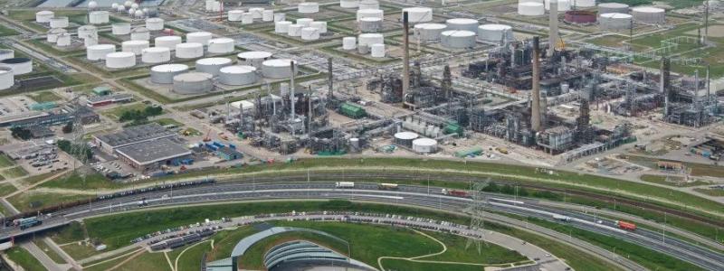 BP:s raffinaderi. H2-Fifty tillkännagavs 2022 som ett samarbete mellan BP och HyCC. Anläggningen planeras i Rotterdams hamn och skulle, med en kapacitet på 250 megawatt, kunna producera cirka 30 000 ton grön vätgas per år. Det motsvarar hela behovet av importerad grå vätgas till BPs raffinaderi i området. Foto: BP