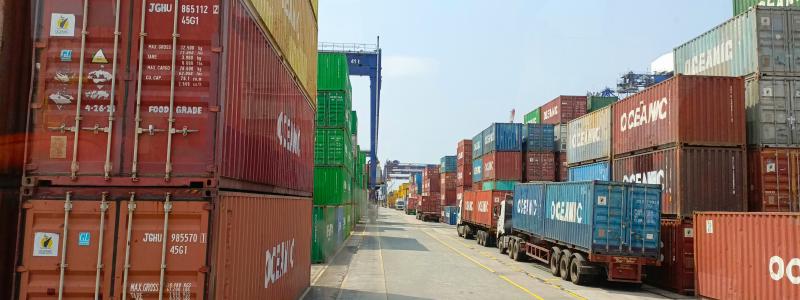 Andelen containerkapacitet som drivs utanför de stora rederialliansen minskar snabbt på rutten mellan Asien och Nordamerikas västkust. Foto: portcalls asia / unsplash