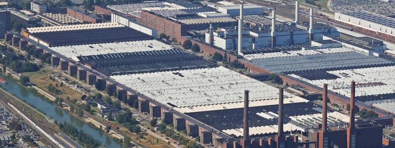 Volkswagen-fabrik i Wolfsburg. Flera stora europeiska bilfabriker har totalstopp i produktionen på grund av kriget i Ukraina. 
Audi, BMW, Mercedes, Porsche och Volkswagen har akut brist på reservdelar. BMW har nu totalstoppat all sin produktion. Foto: VW