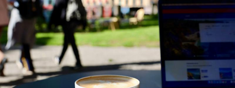 Enligt Digitaliseringsstrategin behöver konnektivitetsinfrastrukturen byggas ut för att det ska vara möjligt att bo, leva och arbeta i hela landet. Foto: nicolas nezzo/Unsplash