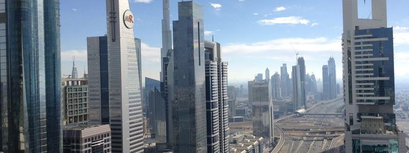 Utsikten från 43 våningen på Four Points by Sheraton Hotel: Sheikh Zayed Road i mitten, Trade Center 1 till höger och Trade Center 2 till vänster i Dubai, Förenade Arabemiraten. Foto: Wikipedia Common, Kredit: ianpudsey