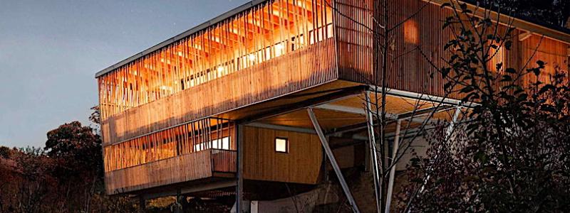 Det här fotot visar att ekologi och design inte står i motsats till varandra utan kan förstärka varandra ömsesidigt. Stöd av återvunnet stål får huset att framstå som lätt och nästan svävande. Dessutom hårdgörs mindre markyta, vilket gör att mer värdefullt regnvatten kan tränga ner i marken. OBS! I slutet av artikeln finns det fler bilder. Foto: Lumina Kreativagentur