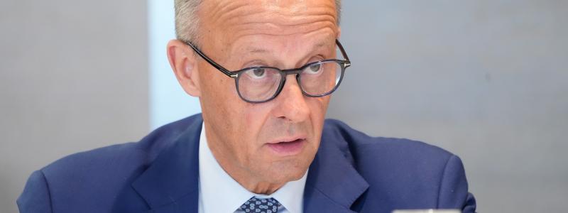 Att förbundskansler Merz nu öppet erkänner misstagen markerar ett skifte i tonläget. Men utan konkreta beslut riskerar kritiken att stanna vid ord, medan energisystemets grundproblem kvarstår. Foto: Wikipedia Commons Lic. Flickr. connect@epp.eu