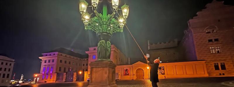 Equinors vd Anders Opedal tänder en gaslykta i Prag. Foto: Helga Hovland/©Equinor.