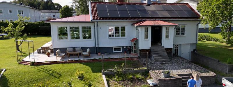 Familjen Sjöstedts villa har utrustats med 28 solpaneler och 3 batterier för smart batterilagring hemma. Genom att kombinera solceller för villa med modern energilagring kan familjen producera sin egen el, använda överskottet när solen inte skiner och sänka sina elkostnader. En investering i solceller och batterilagring som ger långsiktig trygghet och självförsörjning.  Av: Anna-Karin Jeppsson
Upphovsrätt: Nordic Solar