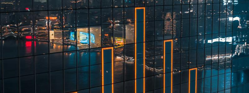 Nedgången drivs främst av byggbranschen samt hotell- och restaurang, medan detaljhandeln visar en svag ökning. Foto: Timelab/Unsplash