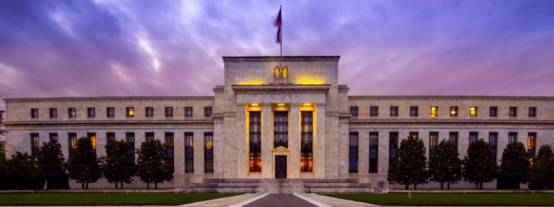 Federal Reserve, även kallad Fed, är USA:s centralbank. Feds främsta uppgift är att bedriva penningpolitik som bidrar till att hålla den amerikanska ekonomin stabil. Att hålla sig uppdaterad om Feds policyförändringar kan hjälpa dig att förstå marknadsrörelser och fatta kloka ekonomiska beslut. Foto: Wikipedia Common LIC. Kredit: Federal Reserve