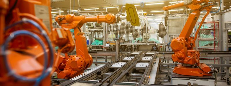 Automatiska robotar i industriell fabrik för montering av fordonsprodukter, fordonskoncept Foto: Simon Kadula/Unsplash