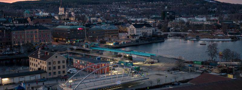 Flytten tog cirka två timmar och väl på plats vid brofästet sköts bron ut bit för bit tills den nådde mitten. Foto: Peab