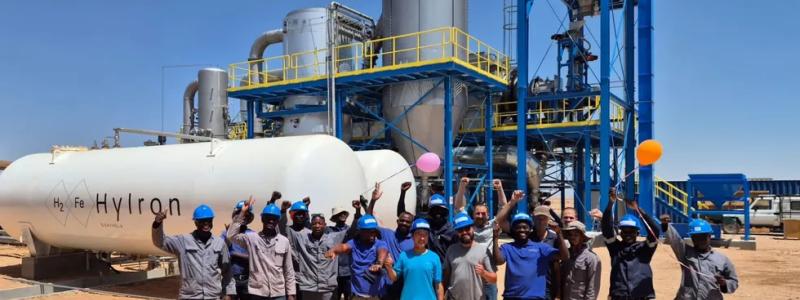 HyIrons team i Oshivela firar den första produktionen av grön vätgas i Namibia. Dena första gröna vätgasanläggning producerar nu i Afrika söder om Sahara, vid HyIrons projekt Oshivela. Produktionen sker med hjälp av elektrolysörer med en sammanlagd kapacitet på tolv megawatt, levererade av kinesiska Peric. Foto: Hylron