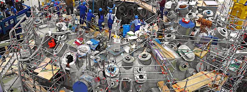 I slutet av år 2011 installerades den femte och sista modulen i fusionsanläggningen Wendelstein 7-X. Därmed nådde det tyska stellaratorprojektet en viktig milstolpe i uppbyggnaden av experimentreaktorn. Uppgiften genomfördes av forskare och tekniker vid Max Planck-institutet för plasmaphysik. Installationen markerade slutförandet av reaktorens grundstruktur, som består av fem identiska moduler. Foto: Wikipedia Common Lic- Max-Planck-Institut für Plasmaphysik, Fotograf: Tino Schulz – Avdelningen för press och kommunikation, Max-Planck-Institutet