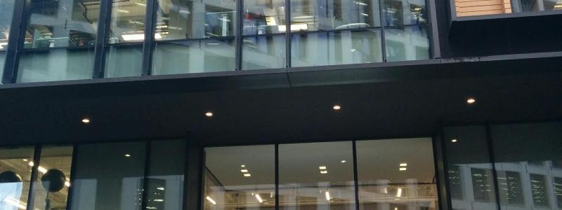 Entrén till byggnaden där Google och dess dotterbolag DeepMind finns, på 6 Pancras Square i London. Foto: Wikipedia Commons Lic. Kredit: Gciriani