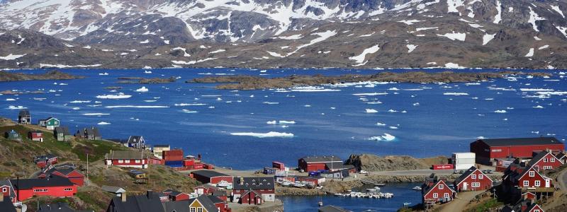 Byn Tasiilaq i Grönland. Nu utvecklar ett amerikanskt företag en leveranskedja för sällsynta jordartsmetaller på ön. Foto: Creative Commons Lic. Kredit: Barni1